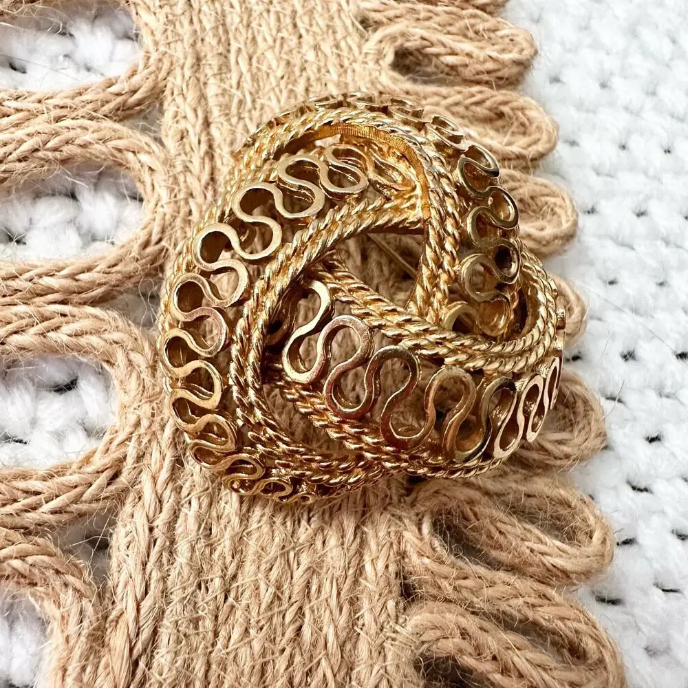 Boucher Vintage Gold Tone 9126 Gold Triple Knot Loop Brooch Pin Signed Luxury